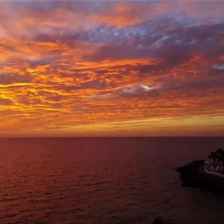 Sunset Ocean View Апартаменты *